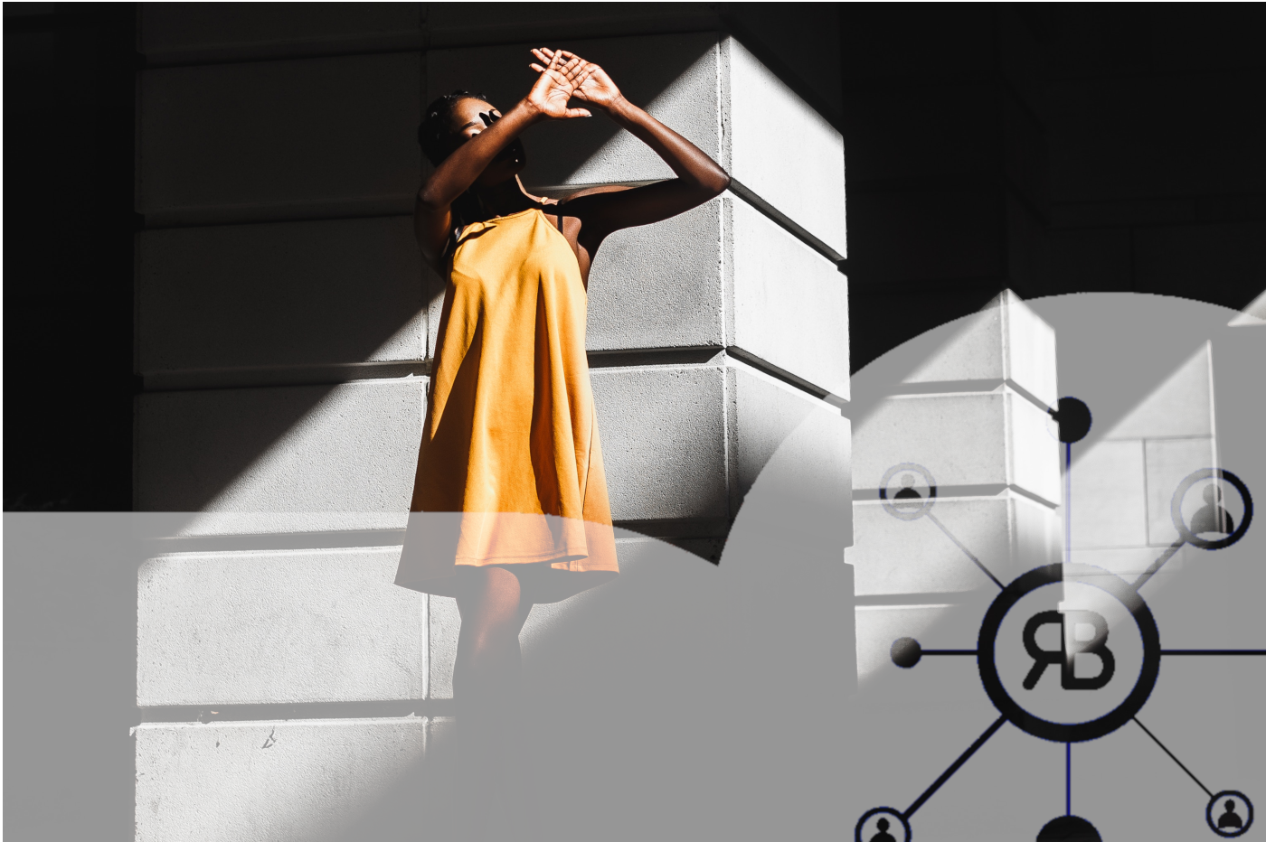 Blockchain et femme en robe jaune avec logo Richard Bulan