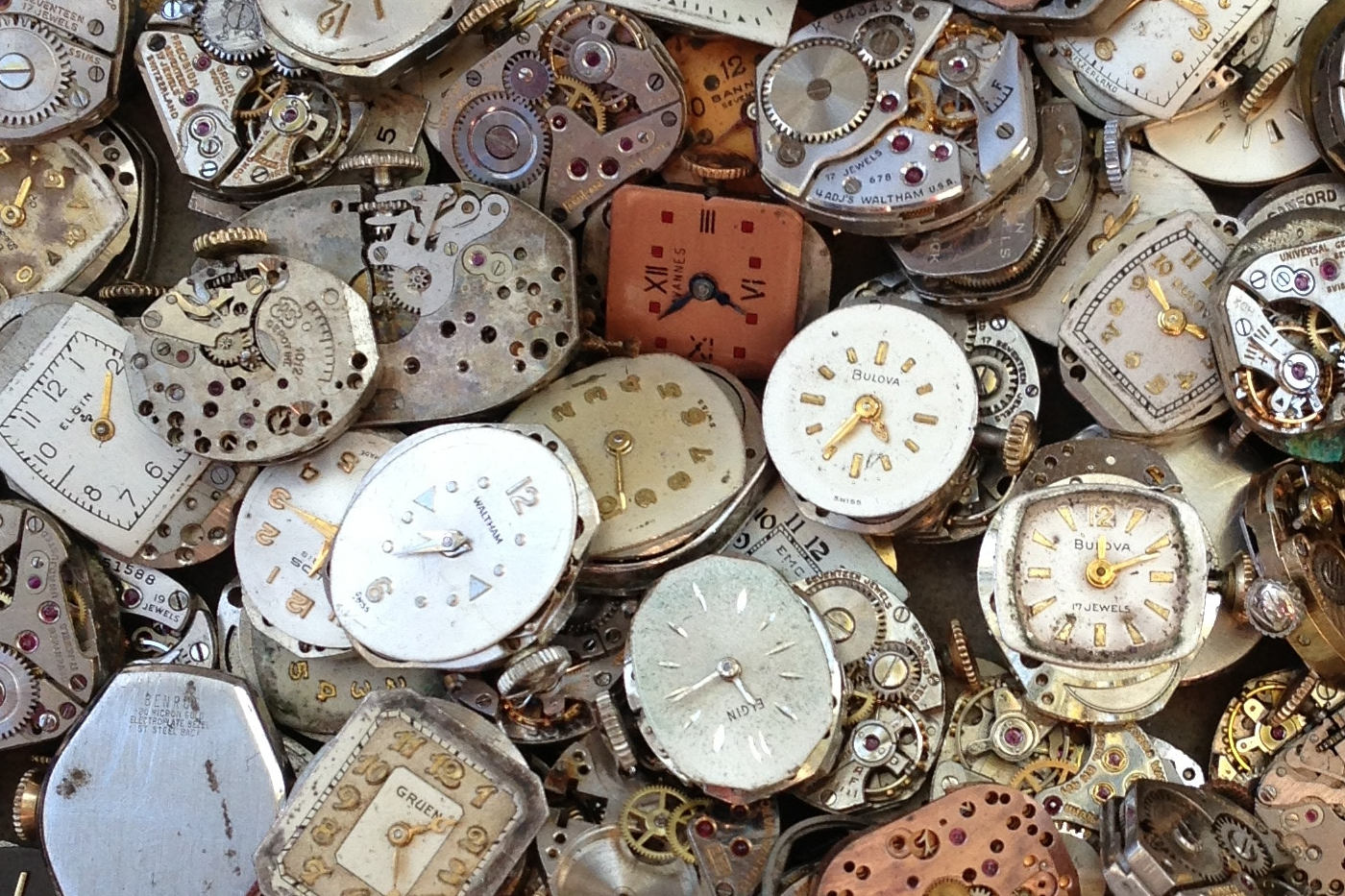 Assemblage de différentes montres anciennes