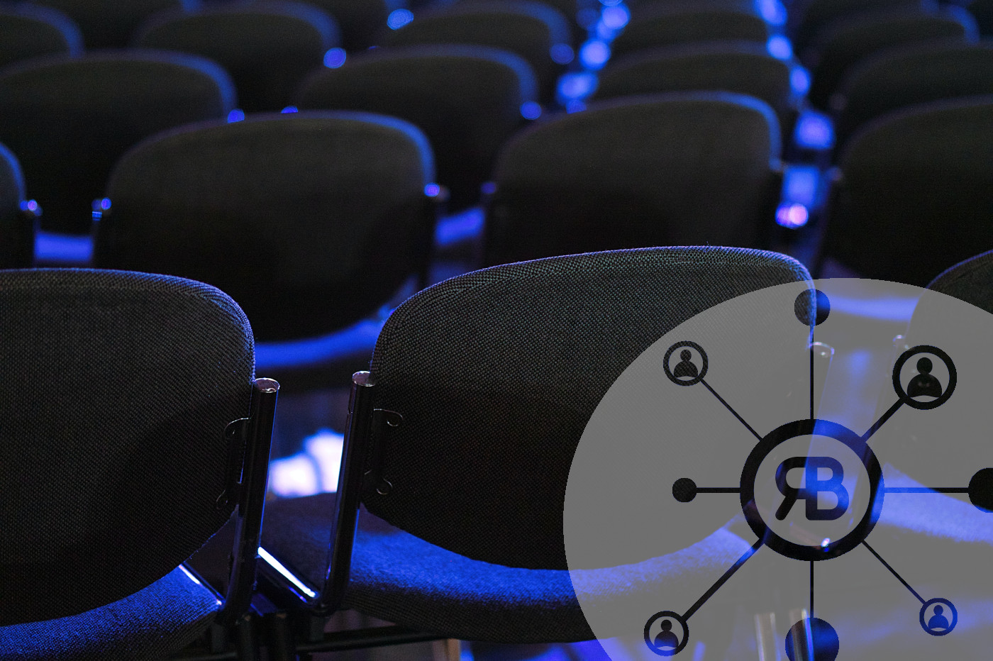 événement à faible cout chaise bleu avec logo Richard Bulan