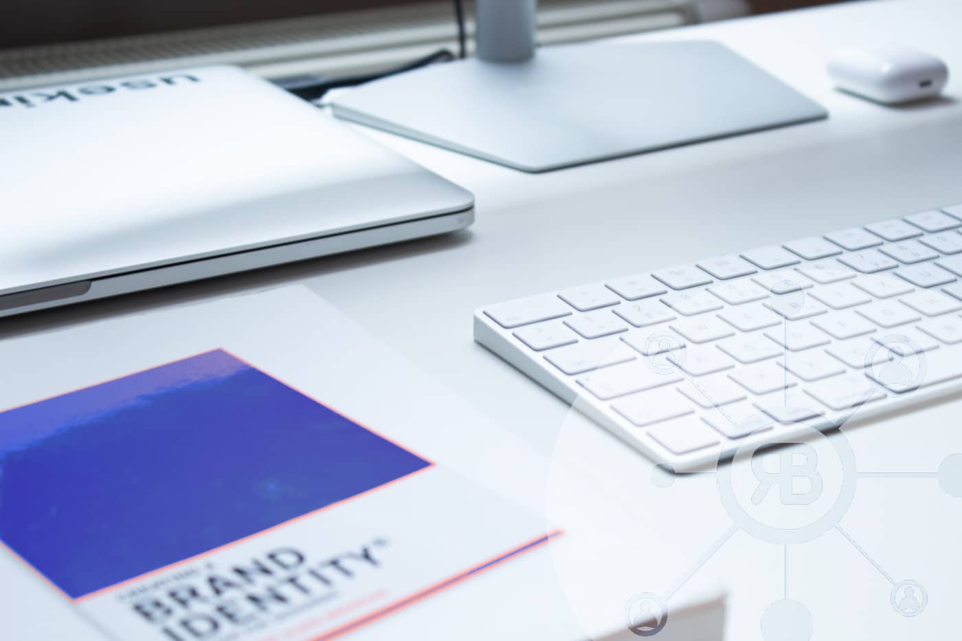 stratégie de marque clavier ordinateur blanc et logo richard bulan