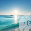 Transformation digitale en été soleil brillant, mer calme et voilier dans le lointain avec logo RB Consulting