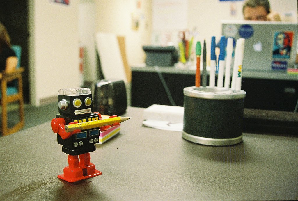 bureau robot jouet crayon chatbot